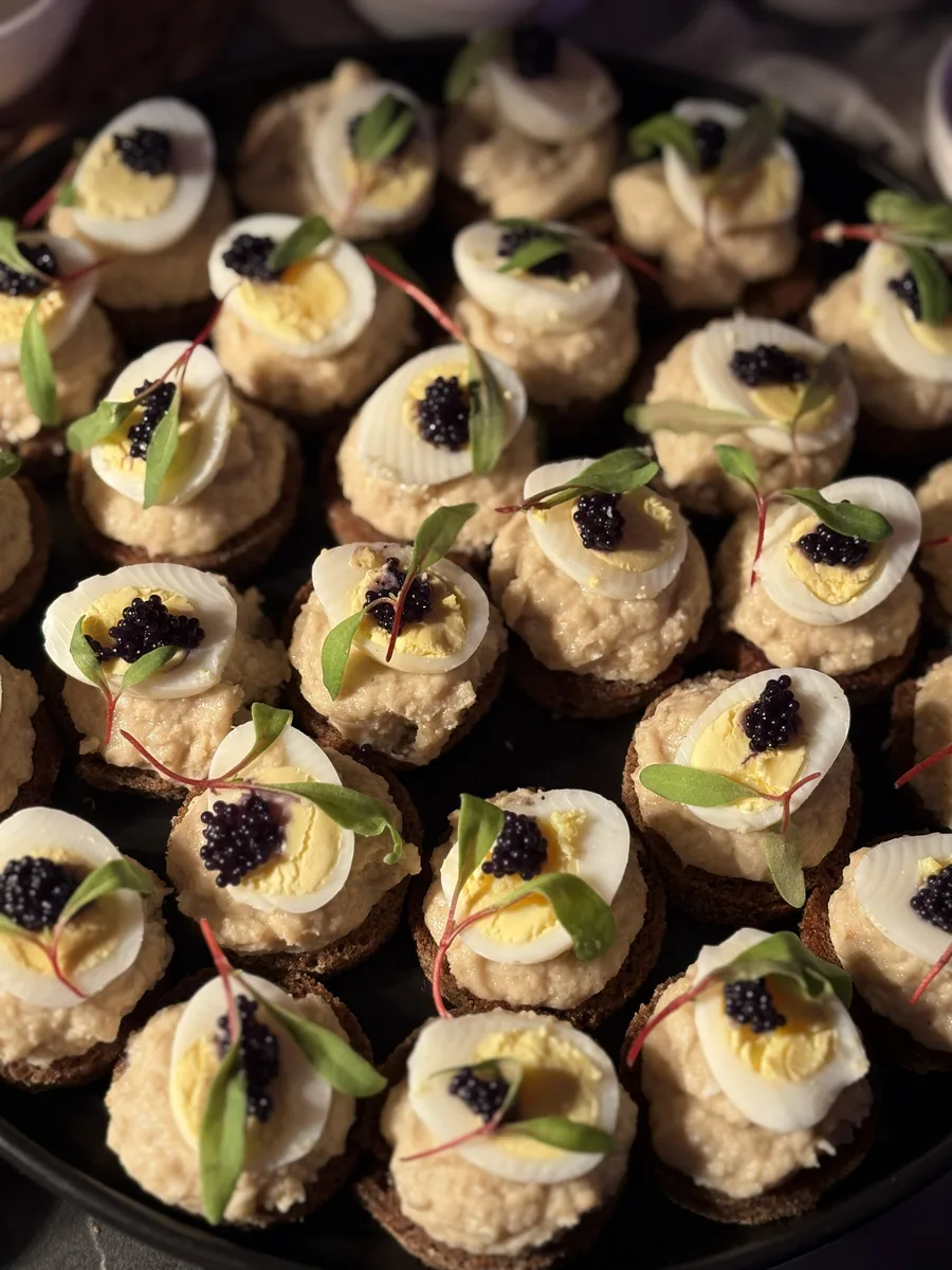 Бородинский тост с форшмаком — Maxvel Catering