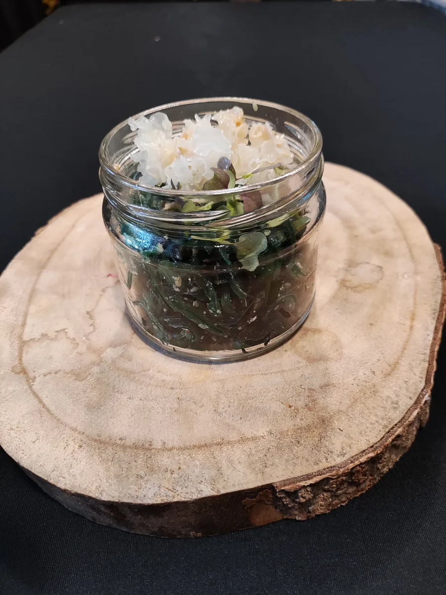 Чука-салат с древесными грибами и ореховым соусом — Maxvel Catering