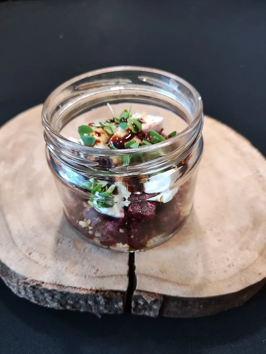 Салат с печеной свеклой с козьим сыром — Maxvel Catering