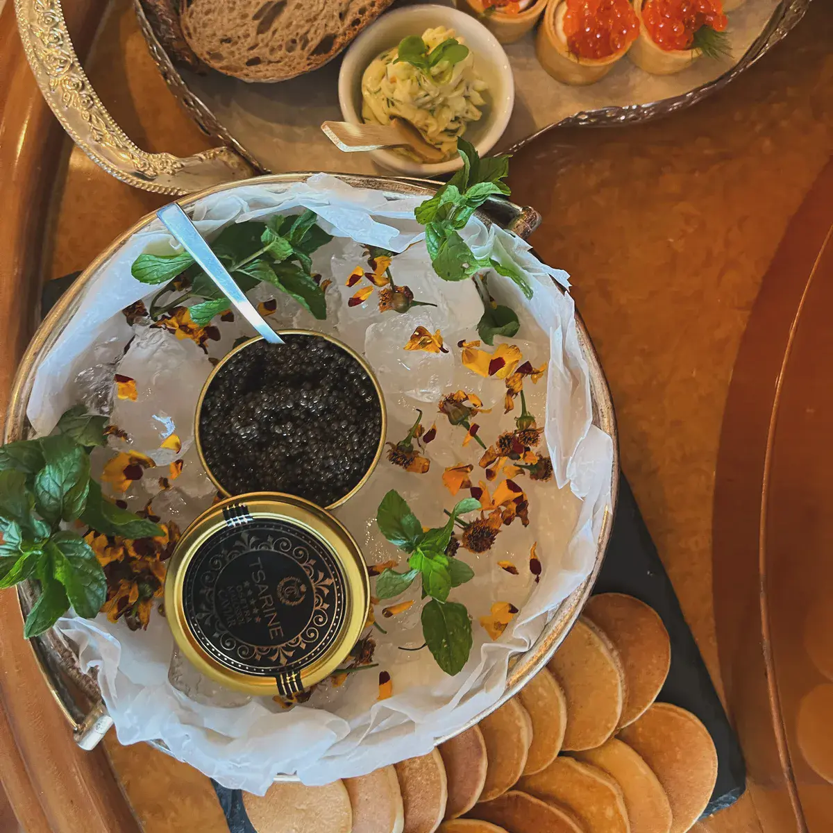 Станция оладушков с чёрной и красной икрой — Maxvel Catering